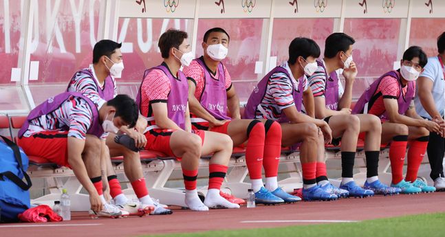 22일 오후 일본 이바라키현 가시마 스타디움에서 열린 도쿄올림픽 남자축구 조별리그 B조 1차전 대한민국과 뉴질랜드의 경기서 벤치에 앉은 박지수가 경기를 지켜보고 있다. ⓒ 뉴시스