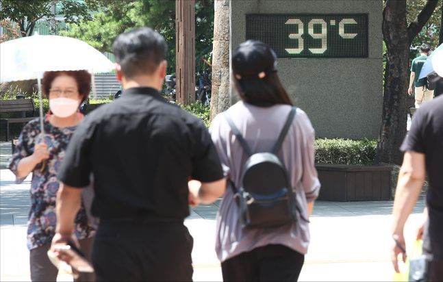 전국 대부분 지역에 폭염특보가 발효된 지난 23일 오후 서울 성동구의 한 대형마트 앞에 설치된 온도계가 39도를 나타내고 있다.ⓒ데일리안 홍금표 기자