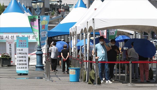 지난 21일 오후 서울역 광장에 설치된 임시선별진료소에서 시민들이 코로나19 검사를 받기 위해 줄을 서 기다리고 있다.ⓒ데일리안 홍금표 기자
