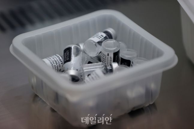 서울 용산구 예방접종센터에서 분주 작업을 마친 백신이 쌓여 있다(자료사진). ⓒ데일리안 류영주 기자