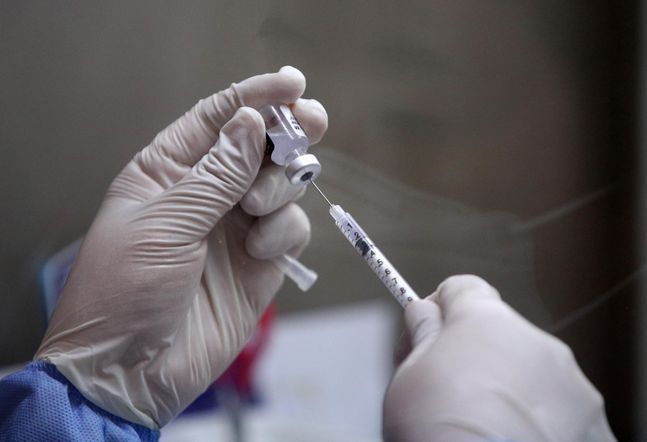서울 용산구 예방접종센터 코로나19 백신 보관소에서 의료진이 화이자 백신을 살펴보고 있다. ⓒ데일리안 류영주 기자