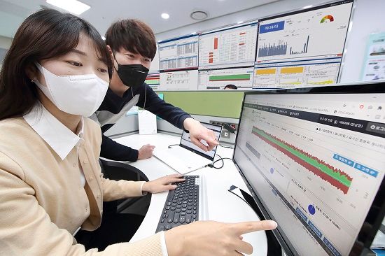 ⓒKT 직원들이 ‘하이브리드 보안’을 이용하는 고객사의 트래픽의 이상유무를 점검하고 있다.