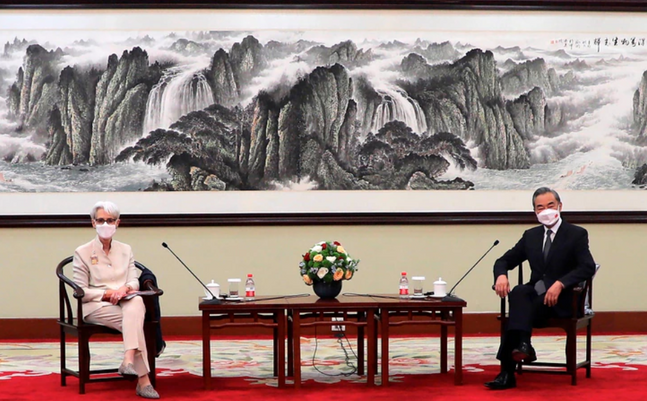26일 웬디 셔먼 미 국무부 부장관(왼쪽)이 중국 톈진에서 왕이 중국 외교부장을 만나 회담에 앞서 포즈를 취하고 있다. ⓒ미 국무부