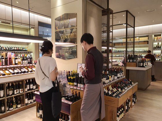신세계백화점 본점의 와인 매장에서 고객이 와인을 고르고 있다.ⓒ신세계백화점