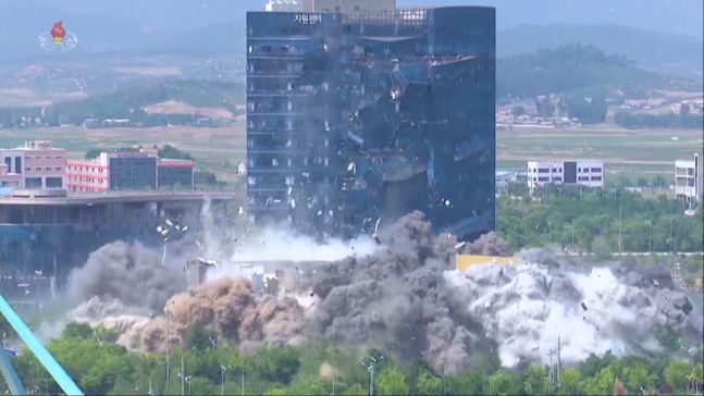 조선중앙TV가 2020년 6월 17일 개성 남북공동연락사무소 폭파 장면을 보도하고 있다. ⓒ조선중앙TV 갈무리