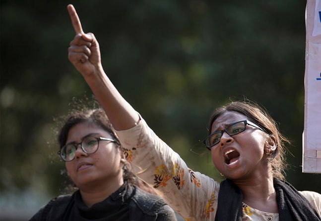 인도 뉴델리에서 여성에 대한 성폭행 및 살인사건에 분노한 여성이 시위 도중 구호를 외치고 있다ⓒ 뉴시스