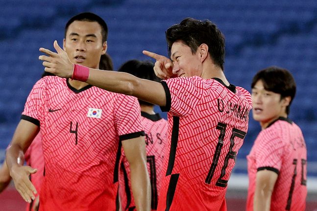 28일 오후 일본 요코하마 국제종합경기장에서 열린 2020 도쿄올림픽 남자축구 B조 3차전 대한민국과 온두라스의 경기서 황의조가 페널티킥 골을 넣은 뒤 세리머니를 하고 있다. ⓒ 뉴시스