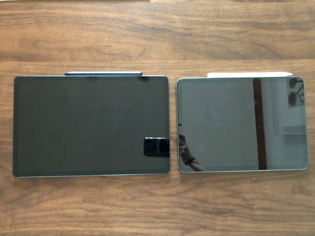 갤럭시 탭S7 FE(왼쪽)와 아이패드 에어4 크기 비교 이미지.ⓒ데일리안 최은수