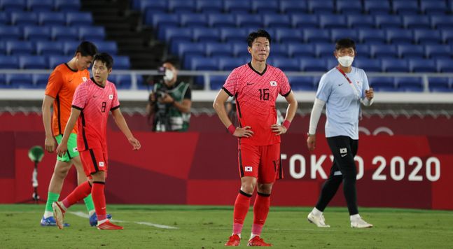 31일 오후 일본 요코하마 국제종합경기장에서 열린 2020 도쿄올림픽 남자축구 8강전 대한민국과 멕시코의 경기에서 황의조가 3-6으로 패한 뒤 아쉬워하고 있다. ⓒ 뉴시스
