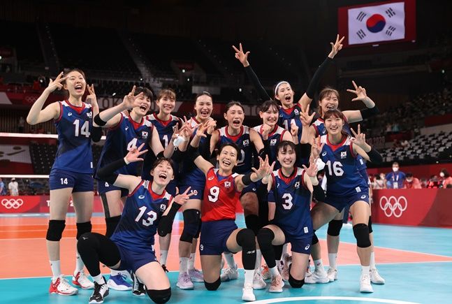 도쿄올림픽 한일전 승리 차지한 한국 여자배구대표팀. ⓒ 뉴시스