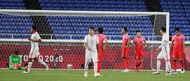 멕시코에 3-6으로 져 8강에서 탈락한 한국 올림픽 축구대표팀. ⓒ 뉴시스
