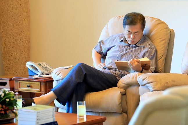 문재인 대통령이 2018년 8월 2일 휴가 중인 계룡대에서 독서를 하고 있다. ⓒ청와대