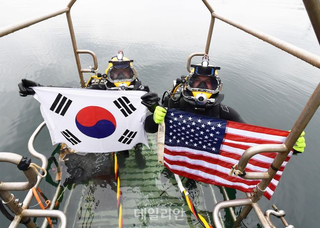 한미 연합 구조훈련에서 양국 구조대원들이 손상함정 긴급 복구훈련 종료 후 자국 국기를 펼치며 한미동맹 의지를 표출하고 있다(자료사진). ⓒ해군/뉴시스
