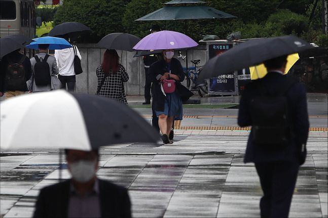서울 중구 세종대로에서 우산을 쓴 시민들이 바쁘게 걸음을 옮기고 있다.ⓒ데일리안 홍금표 기자