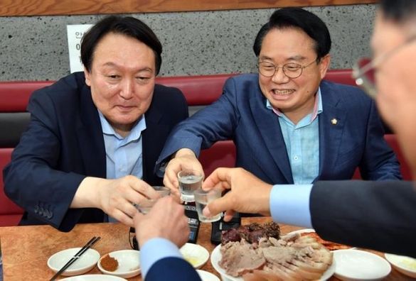 부산서 국회의원들과 식사하는 윤석열 전 검찰총장 ⓒ연합뉴스