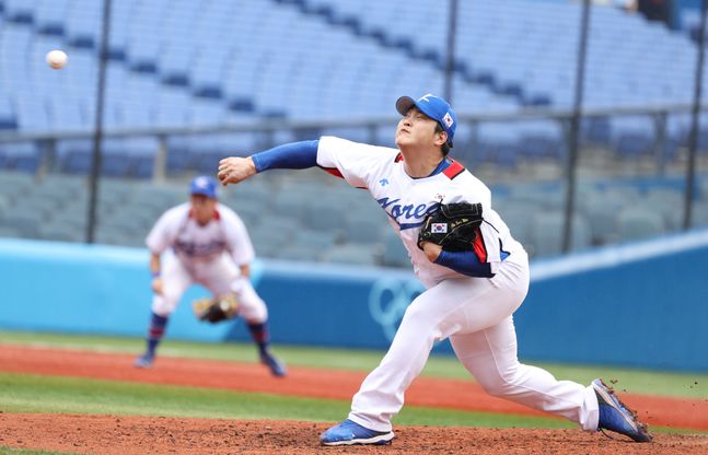 2일 오후 일본 요코하마 스타디움에서 열린 도쿄올림픽 야구 녹아웃 스테이지 2라운드 대한민국과 이스라엘의 경기서 5회초 마운드에 오른 조상우가 공을 던지고 있다. ⓒ 뉴시스