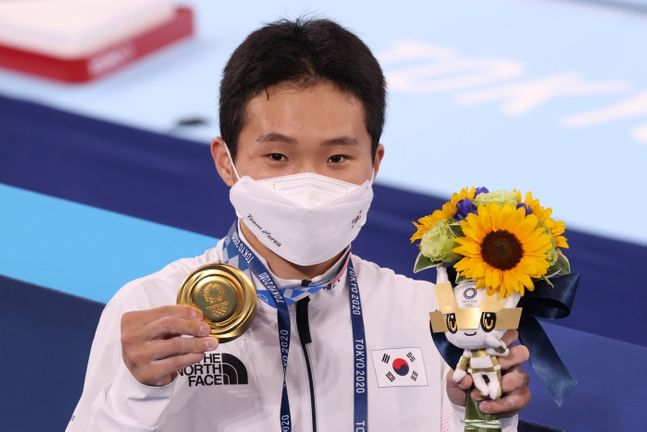 신재환이 2일 일본 도쿄 아리아케 체조경기장에서 열린 '2020 도쿄올림픽' 남자 도마 결승에서 금메달을 획득한 뒤 시상식에서 메달을 들어보이고 있다 ⓒ뉴시스