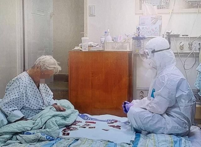 한 누리꾼이 자신의 트위터 계정에 고령의 환자와 의료진이 화투 치는 사진을 올려 누리꾼들에게 감동을 안겼다. ⓒ트위터 계정 캡처