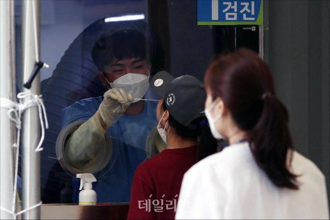 지난 7월 12일 오전 서울 영등포구 여의도공원에 설치된 코로나19 임시선별검사소에서 시민들이 검사를 받고 있다. ⓒ데일리안 홍금표 기자