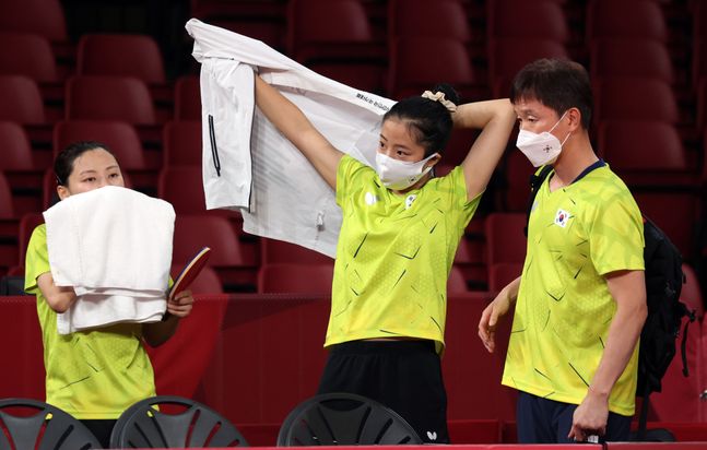 탁구 신유빈이 3일 일본 도쿄체육관에서 열린 독일과의 2020 도쿄올림픽 여자 탁구 단체전에서 패한 뒤 아쉬워하고 있다. ⓒ 뉴시스