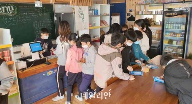 학생들을 대상으로 기본소득 개념을 교육하고 있는 서울 판동초등학교 모습. ⓒ기본소득한국네트워크