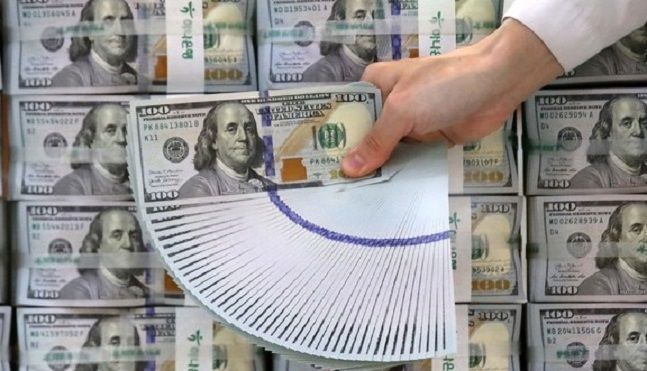 서울 중구 하나은행 직원이 지난 13일 위변조대응센터에서 달러를 검수하고 있다. ⓒ 뉴시스