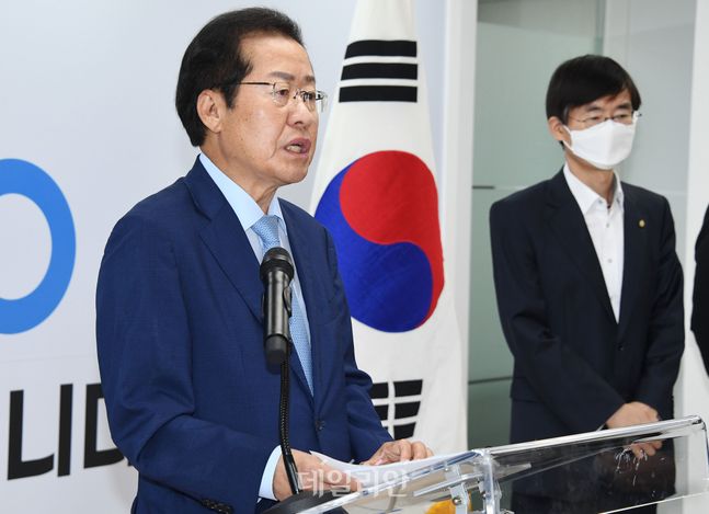 홍준표 국민의힘 의원이 17일 서울 여의도 한 빌딩에서 비대면 방식으로 대권출마 선언을 하고 있다. ⓒ데일리안 류영주 기자
