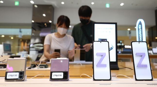 지난 12일 오전 서울 서초구 삼성 딜라이트샵을 찾은 고객들이 삼성전자 폴더블 스마트폰 ‘갤럭시Z폴드3’와 ‘갤럭시Z플립3’를 살펴보고 있다.ⓒ데일리안 류영주 기자