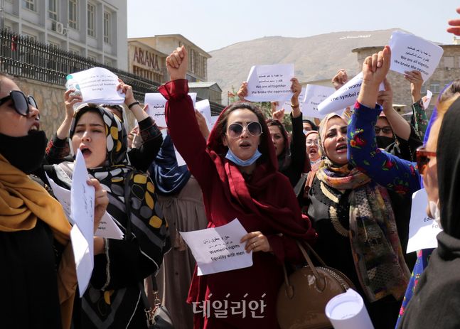이슬람 무장단체인 탈레반이 아프가니스탄 정권을 거머쥔 가운데 수도 카불의 현지 여성들이 자신들의 권리를 요구하기 위해 시위를 벌이고 있다. ⓒAP/뉴시스