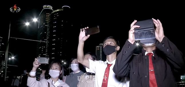 9일 평양 김일성 광장에서 북한 정권 73주년 기념 열병식이 진행된 가운데 평양 주민들이 거리에서 사진 촬영을 하고 있다. ⓒ조선중앙TV