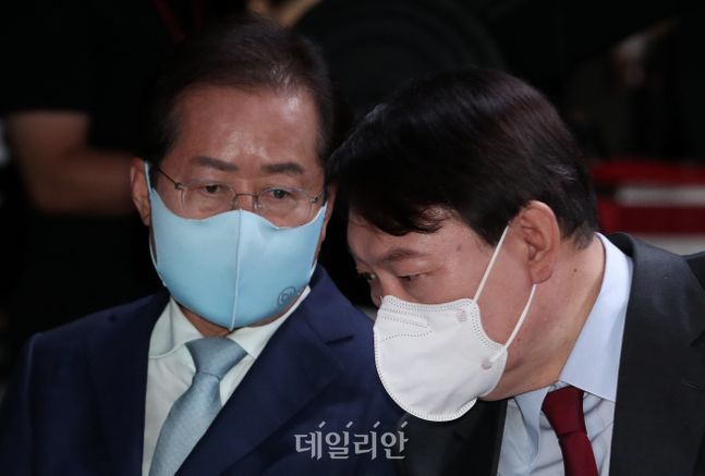 홍준표 국민의힘 의원(왼쪽)과 윤석열 전 검찰총장 ⓒ국회사진취재단