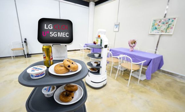 LG유플러스는 14일 AWS 클라우드 기반 5G 코어망 일체형 MEC을 활용하는 자율주행 로봇을 실증했다고 밝혔다. 사진은 LG전자 배송로봇들이 MEC에 탑재된 자율 주행 엔진을 통해 음료를 서빙하는 모습.ⓒLG유플러스