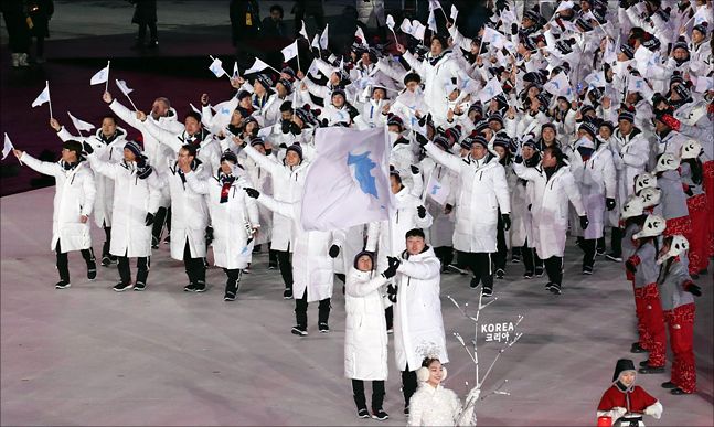 2018 평창동계올림픽 개회식에서 한반도 단일기를 든 남북 선수단이 공동입장을 하고 있다. ⓒ 데일리안DB