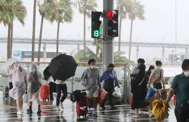 태풍 '찬투'가 제주를 향해 접근하는 16일 오후 제주국제공항에서 제주를 떠나려는 관광객들이 발걸음을 재촉하고 있다. ⓒ연합뉴스