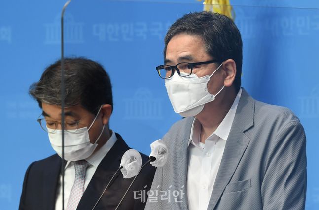 곽상도(오른쪽) 국민의힘 의원이 8월 17일 오전 서울 여의도 국회 소통관에서 열린 상임위 현안 관련 기자회견을 하고 있다. ⓒ데일리안 류영주 기자