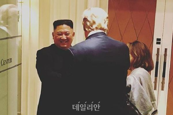 김정은 북한 국무위원장이 지난 2019년 하노이 노딜 이후 도널드 트럼프 미국 대통령 앞에서 웃음을 지어보이고 있다. ⓒ인스타그램