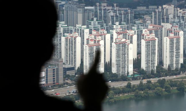 집값이 크게 상승한 서울에서 올해 거래된 아파트 10채 가운데 4채는 젊은 층이 사들인 것으로 파악됐다.ⓒ뉴시스