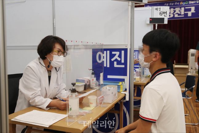 '고3 학생 및 고교 교직원 백신 접종‘이 시작된 7월 서울 양천구 해누리 타운에서 한 고3 학생이 백신 접종전 예진을 받고 있다. ⓒ사진공동취재단
