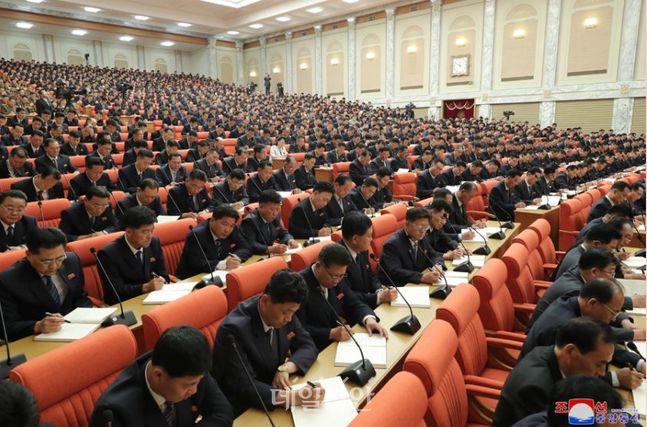 북한에서 김정은 국무위원장이 주재하는 회의가 열리고 있는 모습 ⓒ조선중앙통신
