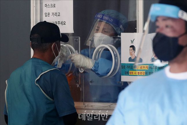 코로나19 백신 1차 접종률 70% 달성이 눈 앞으로 다가온 지난 17일 서울역 광장에 설치된 임시선별진료소에서 시민들이 코로나19 검사를 받고 있다. ⓒ데일리안 홍금표 기자