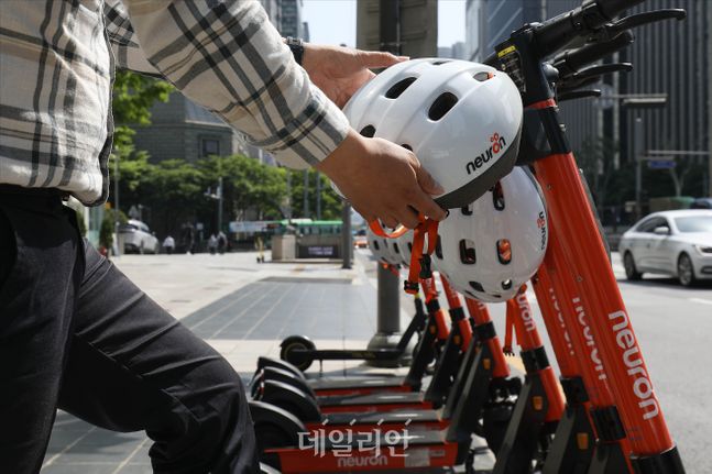 개인형 이동장치(PM) 이용 규제 강화가 시작된 지난 5월 서울 강남구의 한 거리에 전동킥보드가 세워져 있다. ⓒ데일리안 홍금표 기자