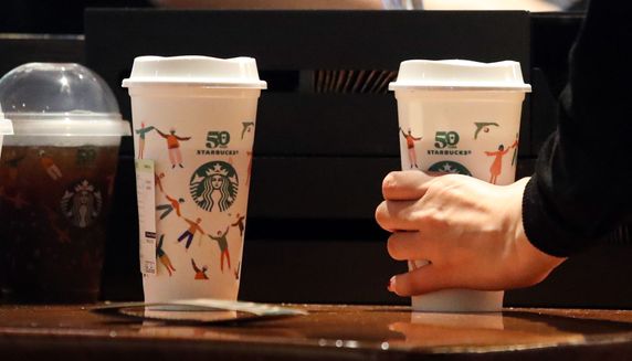 지난달 28일 오전 서울 중구 스타벅스 프레스센터점에서 시민들이 리유저블 컵에 담긴 커피를 테이크아웃 해가고 있다.ⓒ뉴시스