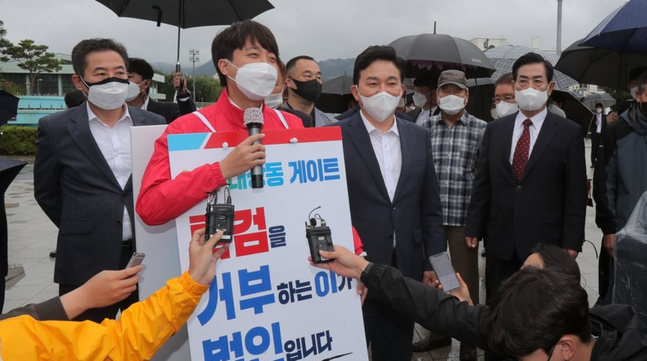 국민의힘 이준석 대표가 11일 오후 광주 동구 5·18민주광장에서 '이재명 대장동 게이트 특검 촉구' 도보 1인 시위를 시작하며 기자들 질문에 답하고 있다. ⓒ공동취재사진