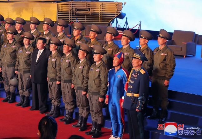 지난11일 북한 국방발전전람회에서 김정은 국무위원장과 관계자들이 기념 사진을 찍고 있다. ⓒ조선중앙통신 연합뉴스