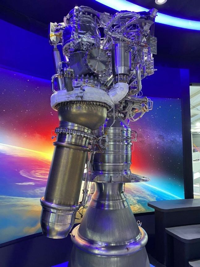 서울 ADEX 2021의 한화 전시 부스에 전시된 누리호 75톤 액체로켓 엔진.ⓒ한화