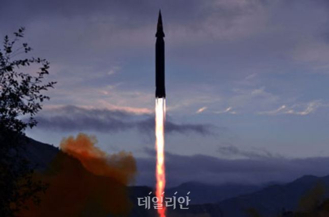 합동참모본부는 19일 북한이 발사한 단거리 탄도미사일이 잠수함발사탄도미사일(SLBM)로 추정된다고 밝혔다. ⓒ노동신문