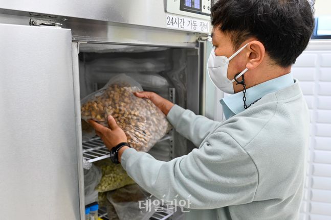 김기현 농업연구사가 농진청에서 연구 개발한 사료를 살펴보고 있다. ⓒ배군득 기자