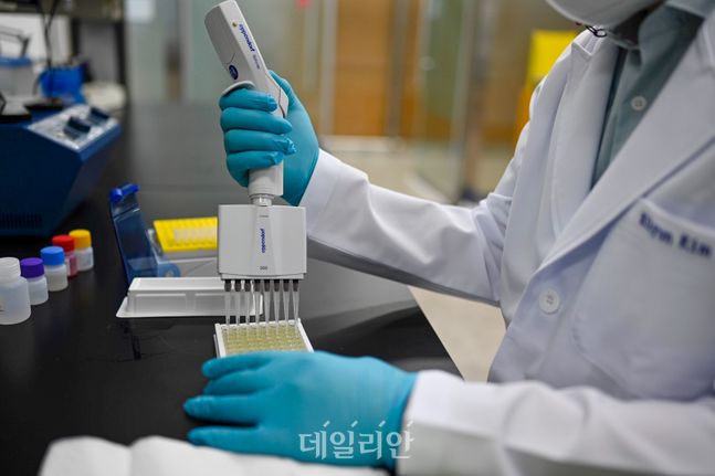 김기현 농업연구사가 비만시 식욕억제신호를 주는 랩틴호르몬의 혈액 내 농도를 분석하고 있다. ⓒ배군득 기자