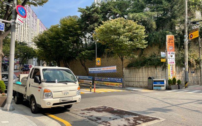 어린이보호구역 주·정차 전면 금지가 시행된 첫날, 서울의 한 어린이보호구역에 차량이 주차돼있다. ⓒ데일리안