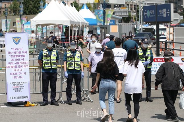 지난 8월 15일 오후 서울역에 도심 불법집회를 막기 위해 펜스가 설치돼 있다. ⓒ데일리안 류영주 기자